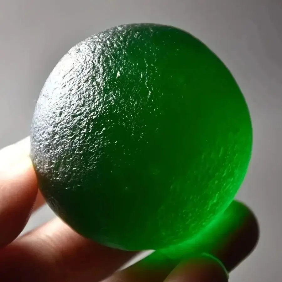 Moldavite naturelle verte, météorite tchèque brillante, pierre d'énergie curative, spécimen sphérique pour la décoration intérieure