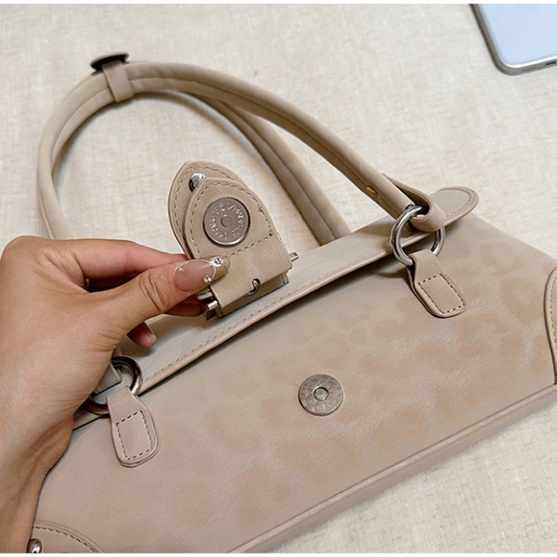 Leopardenmuster-Nieten-Unterarm-Schultertasche, Damen Vintage-Handtasche mit Schnallendesign, Y2k Mädchen Mode Party Retro Metall-Nieten-Handtasche – Detail 5