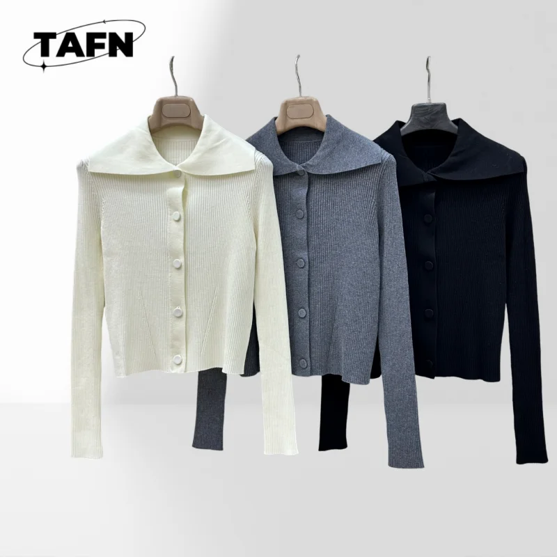 

Women's Retro Style Cashmere Cardigan – Luxurious Warmth for Everyday Wear Retro-Inspired Cashmere Cardigan – LuxuriousAG3115