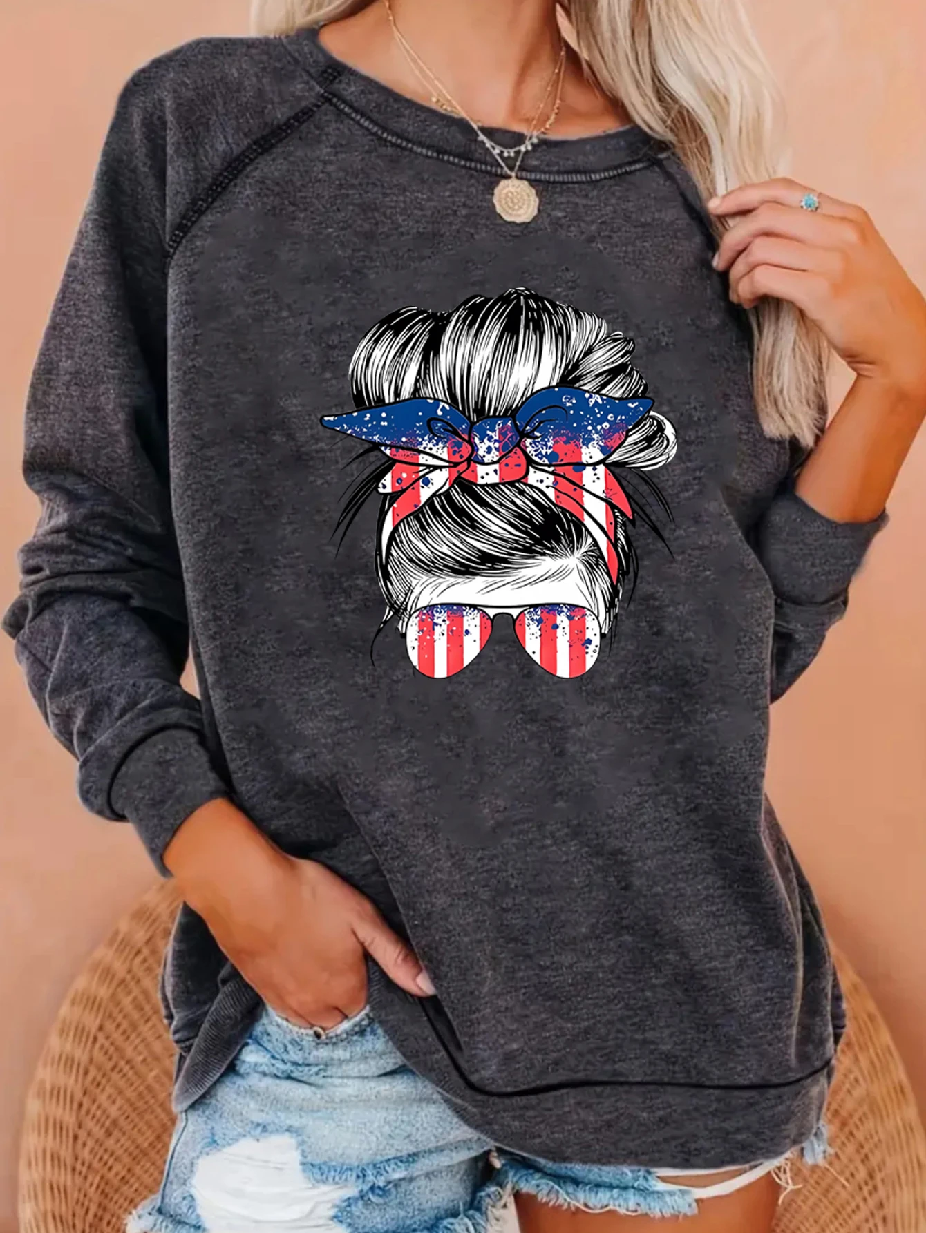 

American Independence Day Flag Character Fashion Round Neck Raglan Long Sleeve Pullover Sweatshirt Suitable for All Season Women