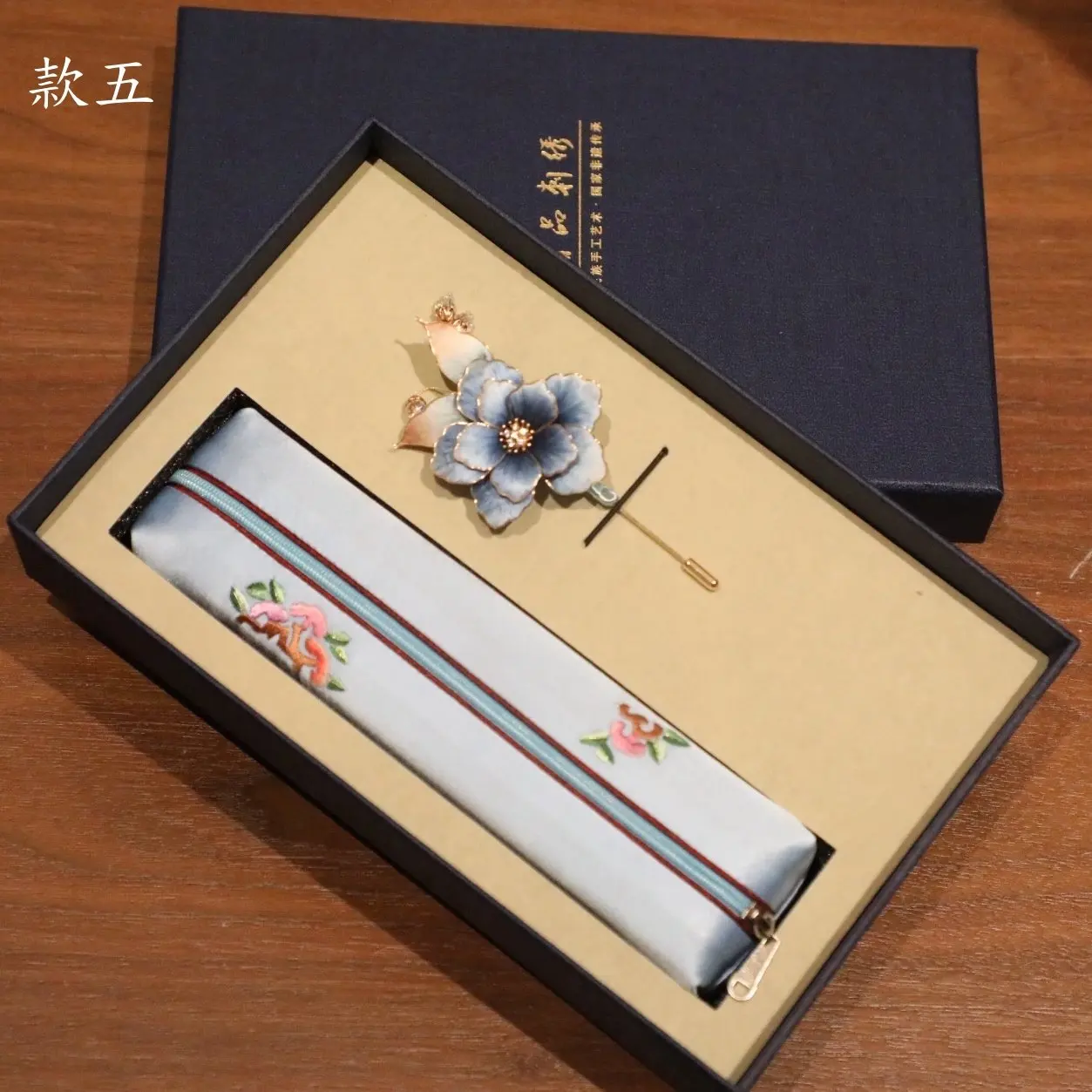 Non-Heritage Handmade Silk Pencil Velvet Flower Brooch to Give Mom Teacher's Day  Clothing Cheongsam Accessories Gift