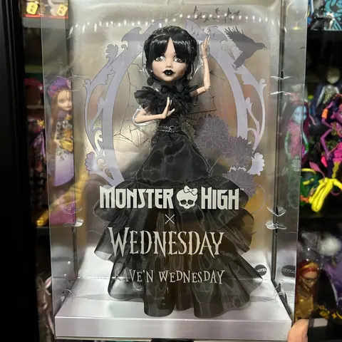 Oryginalna lalka Mattel X Monster High Raven Dance Wednesday inspirowana sceną taneczną Premium z akcesoriami i podstawką dla lalek