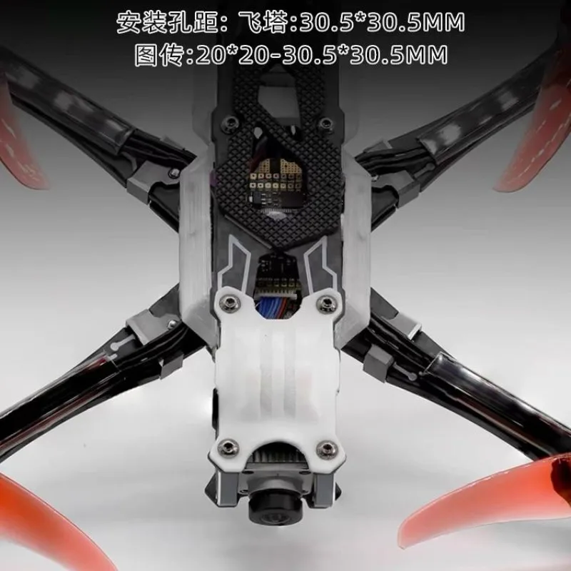 시뮬레이션된 트라이플라이 스카이브레이킹 5인치 랙은 O3 스카이 엔드를 지원하며 FPV 고화질 항공 촬영 및 화려한 비행에 적합합니다.