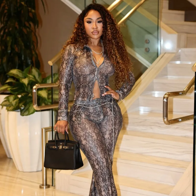 

Осень 2025 года, тонкий повседневный комплект из 2 предметов со змеиным принтом, женский кардиган на молнии с длинными рукавами, топ, бедра, расклешенные брюки, уличная одежда