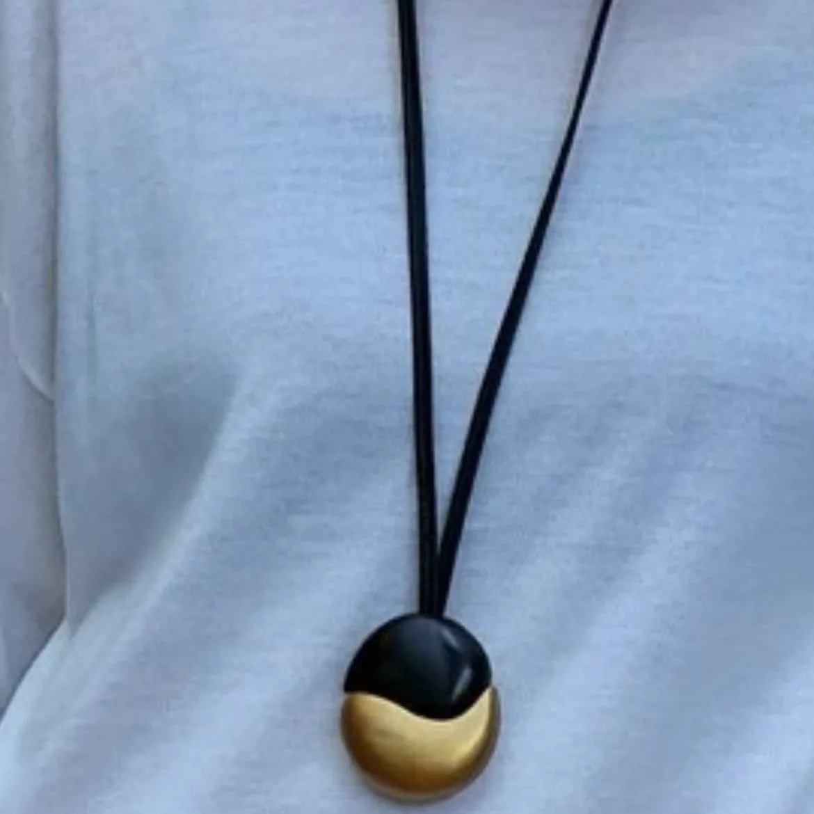 

2025 new fashion classic Korean blogger ebony brushed hanging pendant fashion heavy sweater necklace party gift