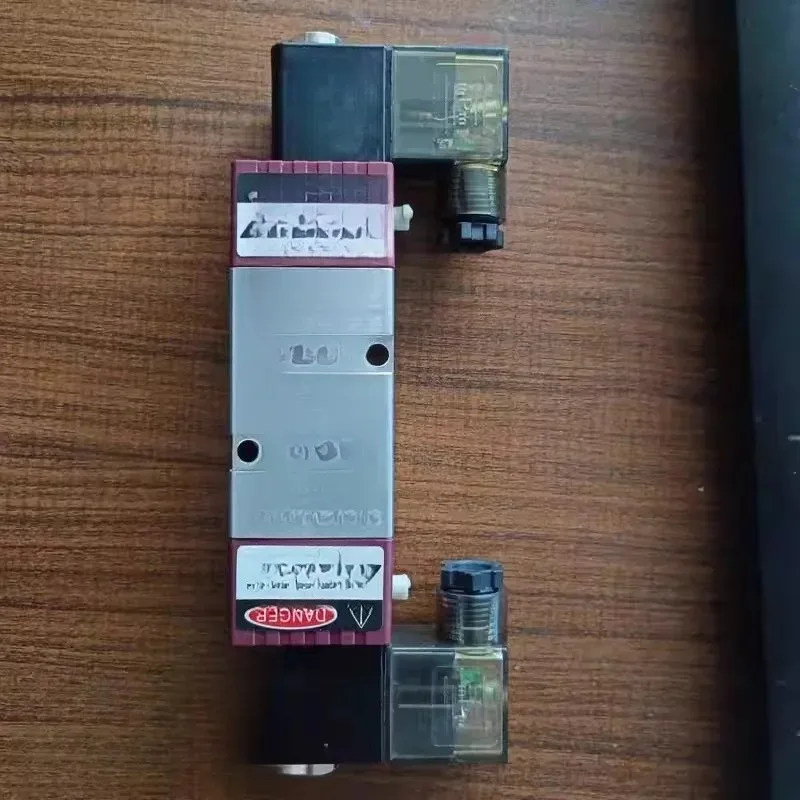 

AC/PN: 1639696460 Solenoid valve Dryer directional valve 108-030-0275W5078