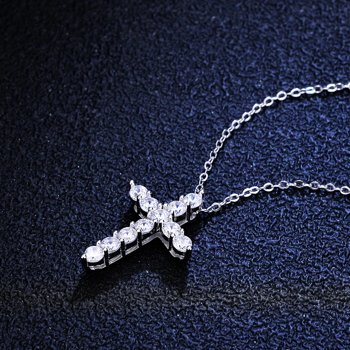 18K gold simple and fashionable 1 carat moissanite necklace women's fashion PT950 platinum cross geometric pendant