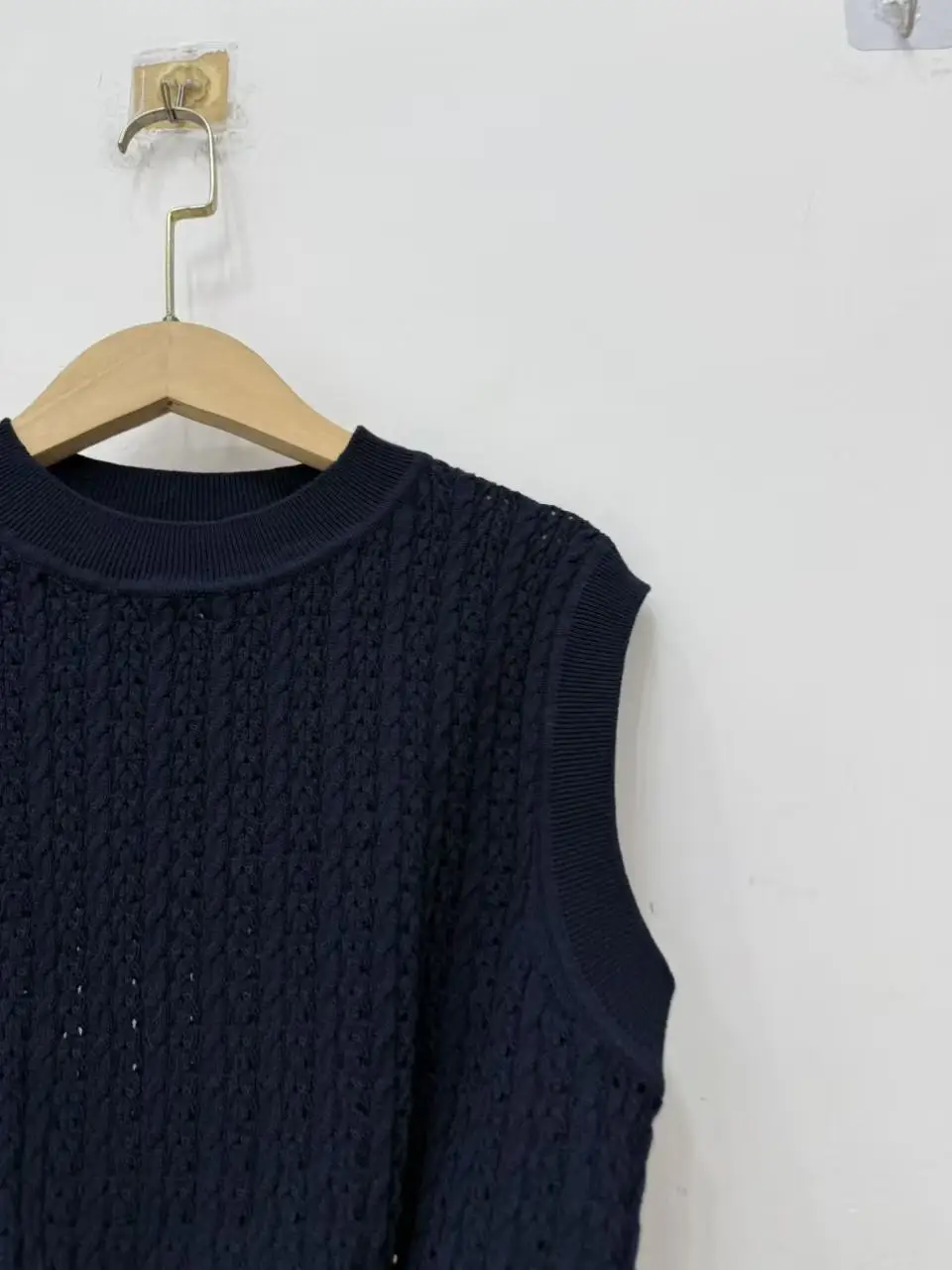 

Весенне-летний женский комплект: ажурный вязаный кардиган с круглым вырезом и длинными рукавами на пуговицах + вязаный жилет без рукавов ﻿