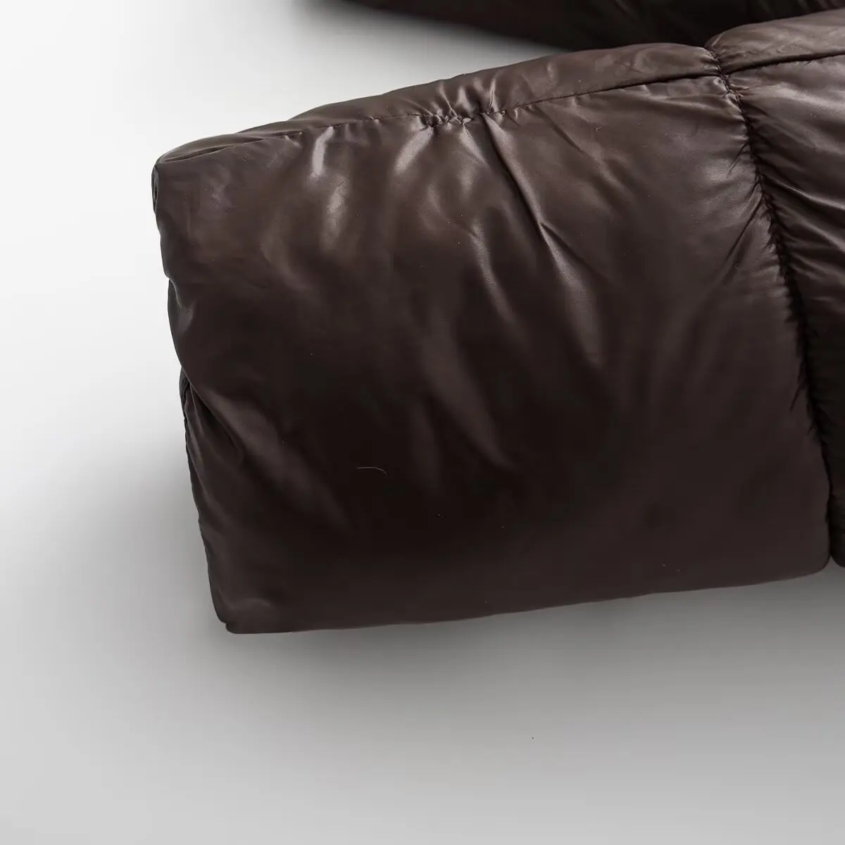 سترة نسائية بنية اللون بياقة واقفة منتفخة للخريف والشتاء، بسيطة ودافئة وفضفاضة، سترات بأكمام طويلة وسحاب وأزرار خارجية