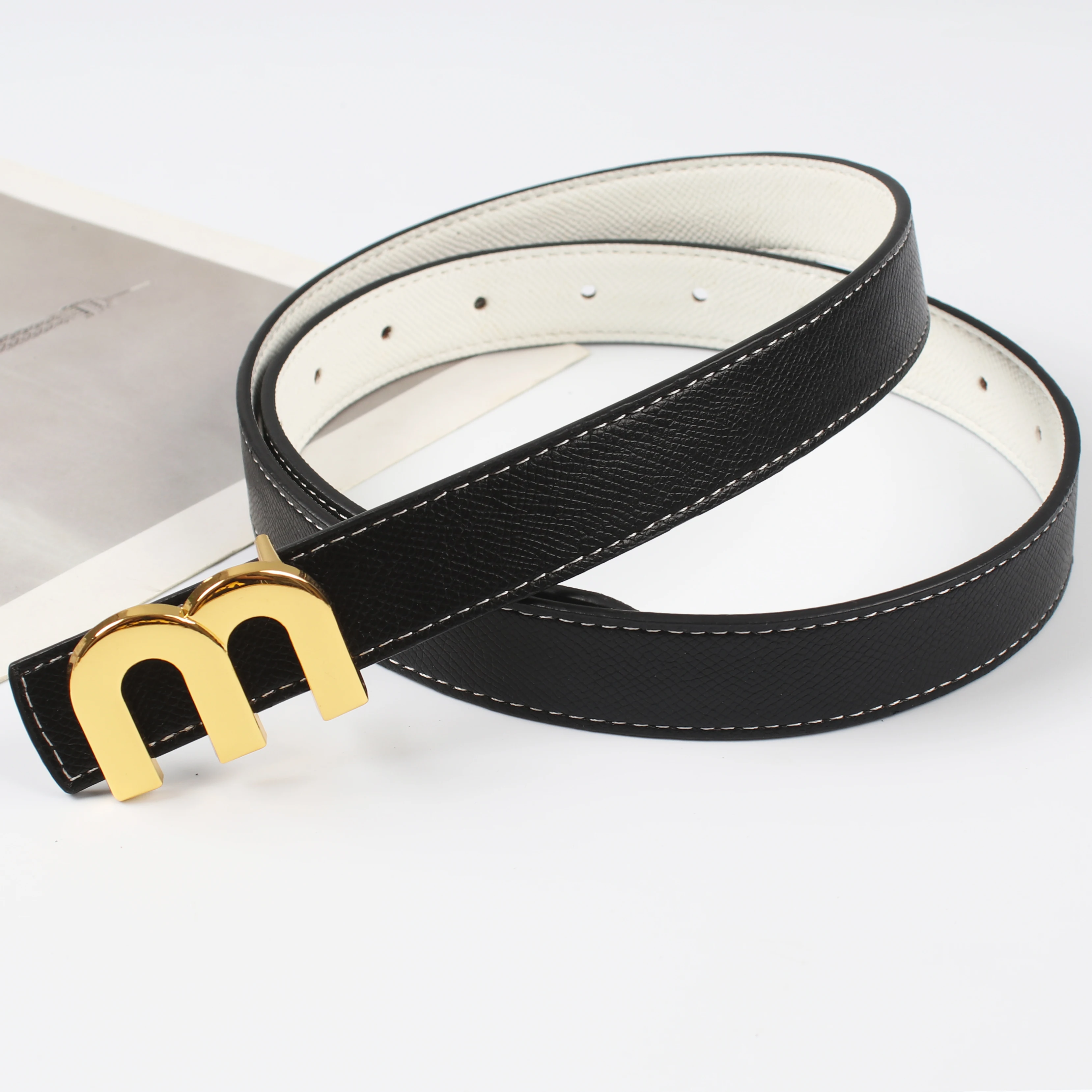 Der neue beidseitig verwendbare, glatte Schnalle, hochwertiger 2,3 cm Leder-Gürtel, modischer Trend, vielseitiger, dekorativer, dünner Rindsleder-Hosen-Gürtel. – Detail 6