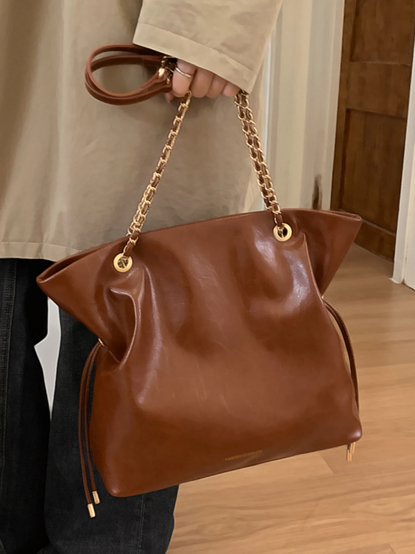 

Retro Large Capaci Women's oulder Bag Dstring Commuter Tote Bag Casual Simple Sle Metal Chain Soft Handbag