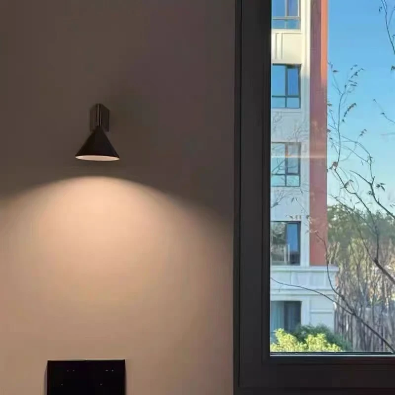 مصباح جداري بجانب السرير بتصميم هندسي مخروطي بسيط إيطالي، إضاءة ممر خلفية لغرفة النوم الراقية