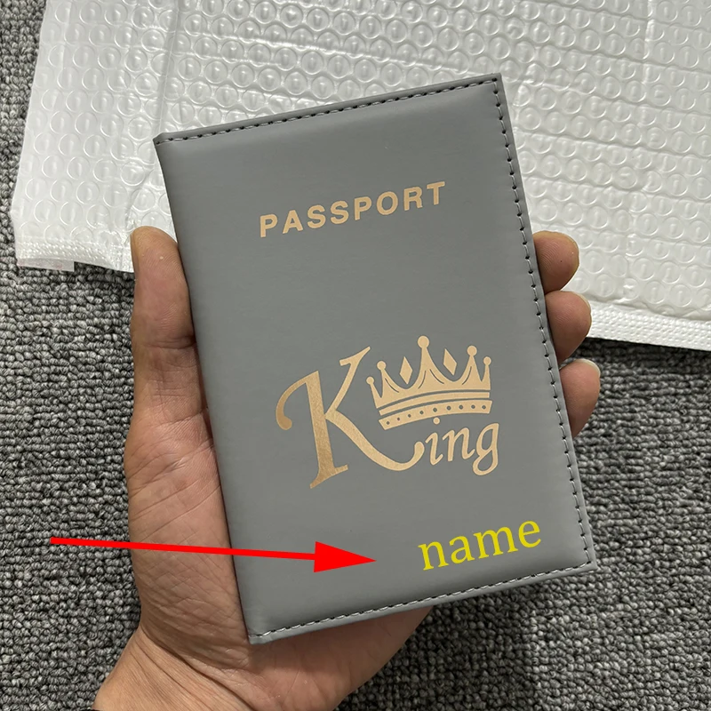 Tampa do passaporte do rei e da rainha com nome da cor do ouro para o par, suporte personalizado do livro do passaporte, customizável