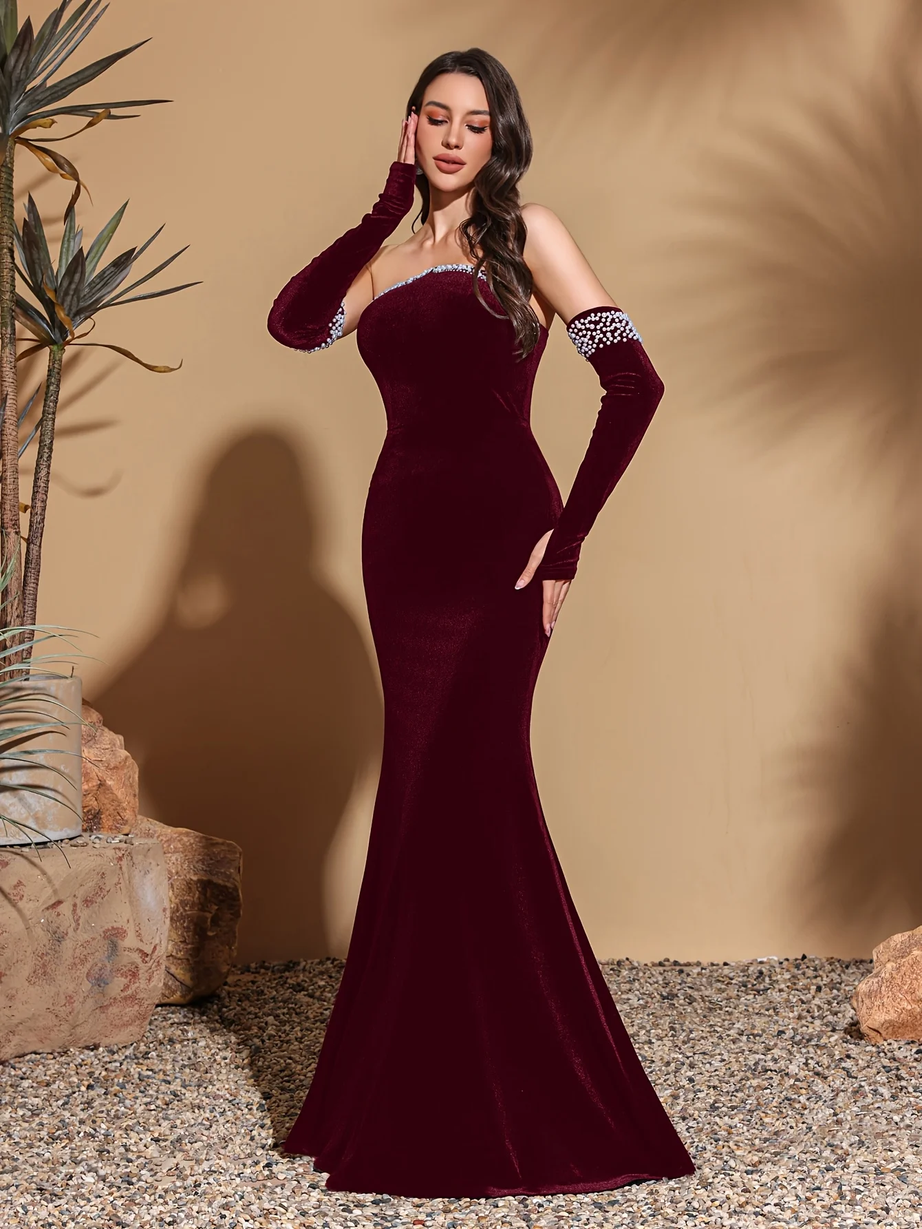 Vestido envoltório de quadril decorado com pérolas sem alças de veludo