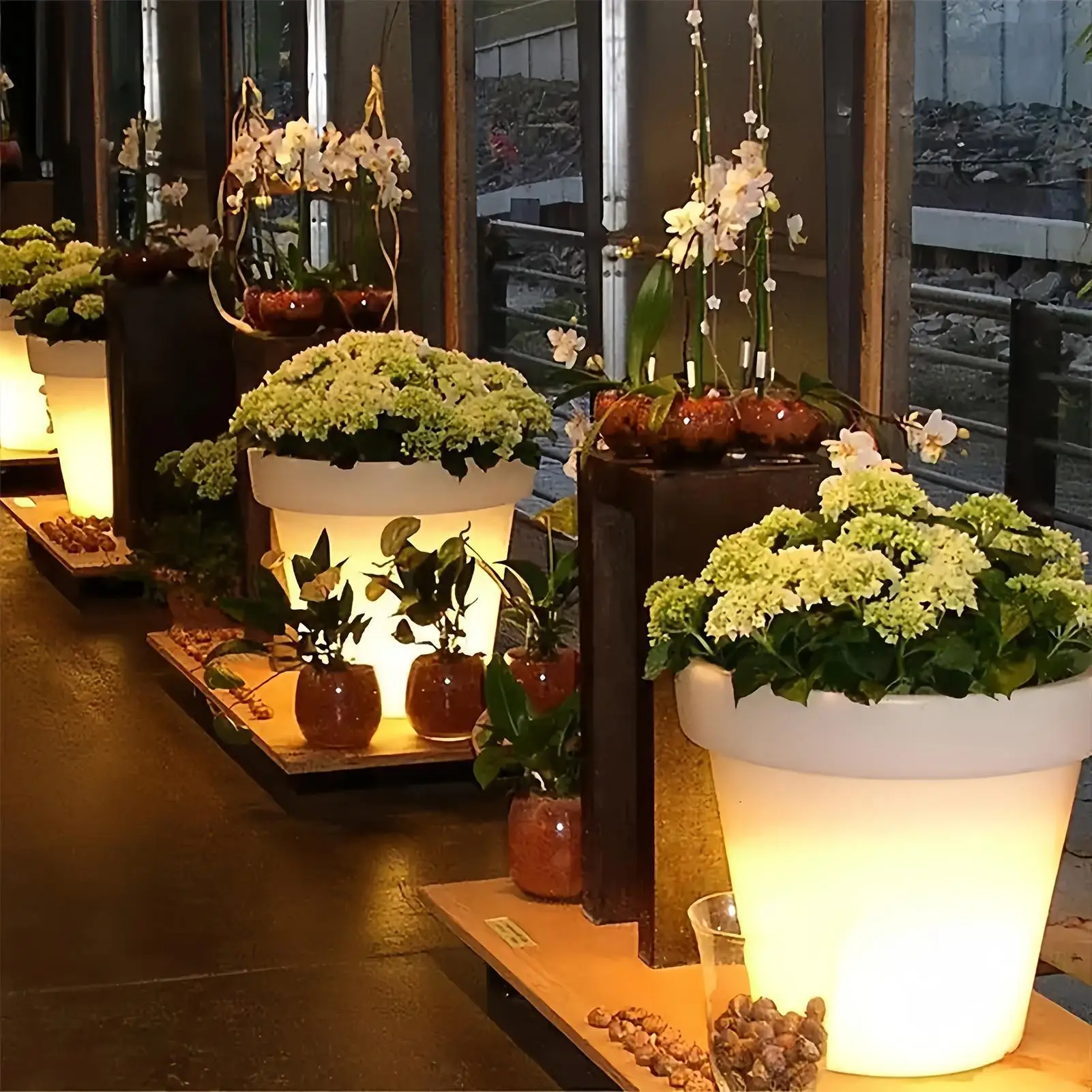 LED Planter Pots Outdoor Waterproof Landscapes Lighting Decoration Solar Powered LED Planter Vase for Patio Yard Pathway Lawn