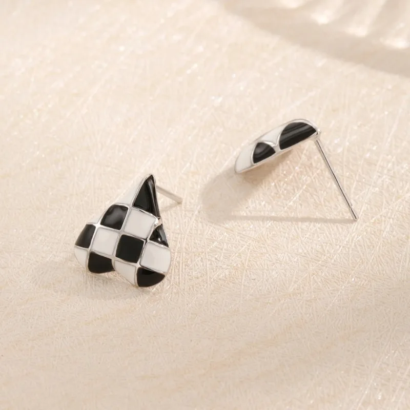 

Ювелирные изделия в стиле Ins, черно-белые серьги-гвоздики в клетку в форме сердца, новые модные серьги в холодном стиле, ювелирные изделия