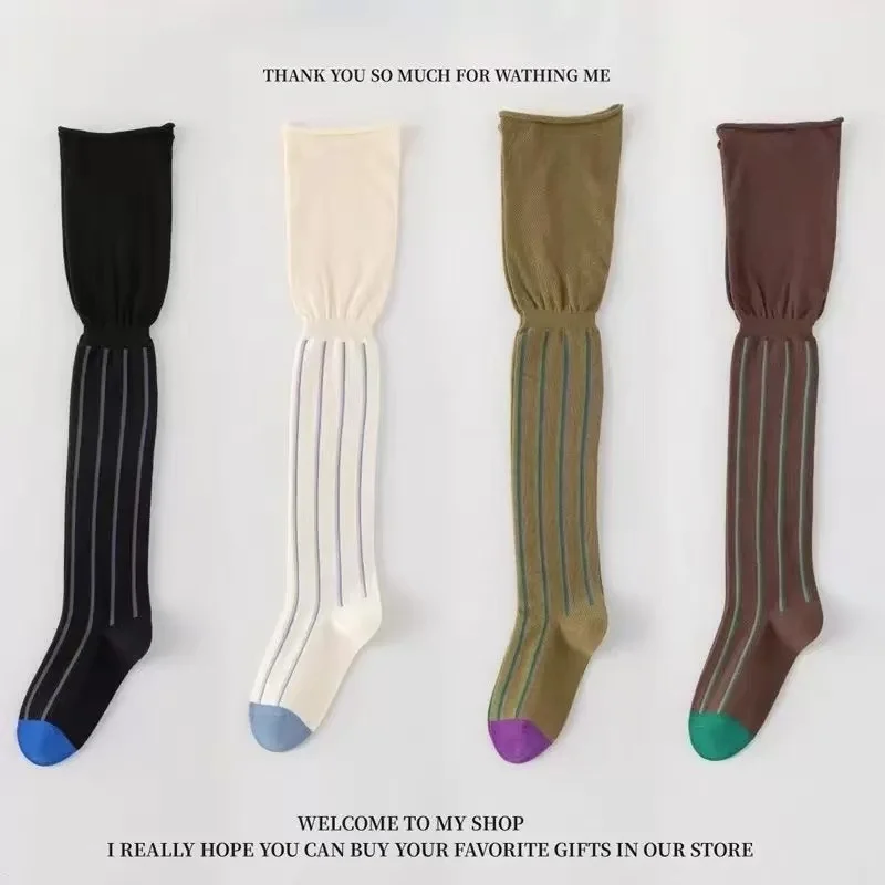 Vertikale Streifen, Lazy-Style, locker sitzende Overknee-Socken, kontrastierende Farben, lange, gestapelte, schlank machende Wadensocken