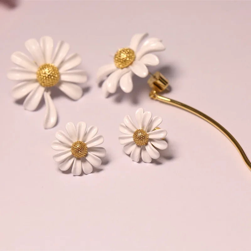 

Fashion Jewelry Simplistic Studs Fresh Daisy Symmetrical White Flower Earrings for Women Unique Gifts