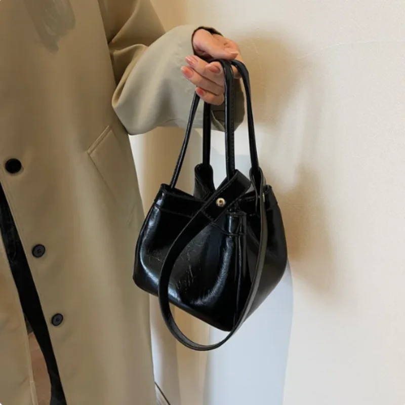 Black High Grade Sense Women's One Shoulder Bags Fashion Versatile Large Capacity Bucket Bag Lady Soft Leather Commuter Handbags