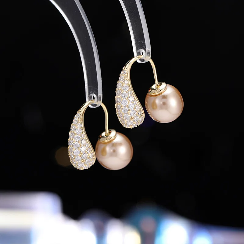 Il pendente, gli orecchini dal design di nicchia sono trendy, alla moda, eleganti e semplici, con un gancio per l'orecchio circolare e versatile