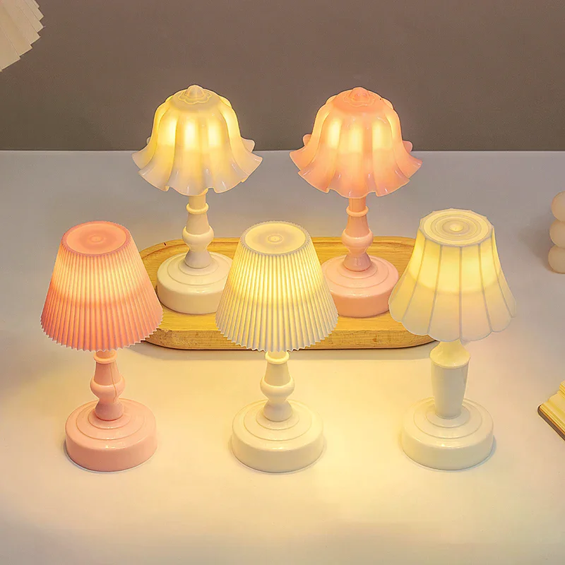 1:12 Lampada da tavolo in miniatura con bocciolo di fiore per casa delle bambole Luce notturna Mobili Modello per la casa Decorazione Accessori per casa delle bambole giocattolo