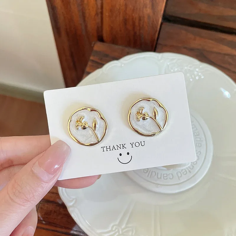 White Color Round Roses Stud Earring for Women Korean Retro Court Style Luxury Temperament Cute Geometry Jewelry Brincos Gift