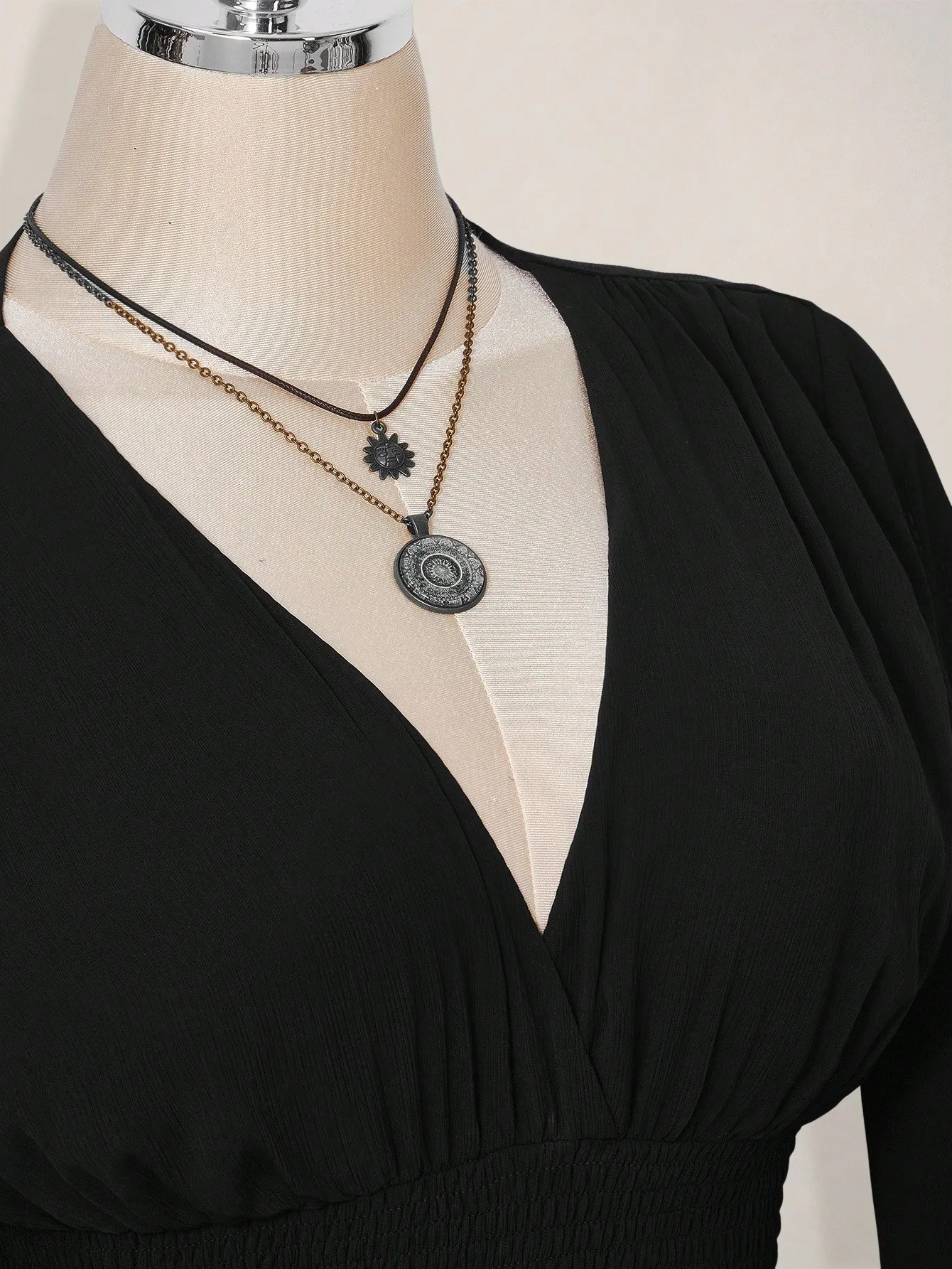 Robe courte noire à col en V pour femme, cintrée à la taille, avec manches cloche, en mousseline fluide, tenue automne-hiver