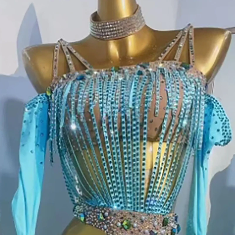 Damska, ekskluzywna, szyta na miarę spódnica do tańca latynoamerykańskiego z wycięciem na brzuchu, frędzlami, na sambę, do występów artystycznych, zdobiona cyrkoniami.