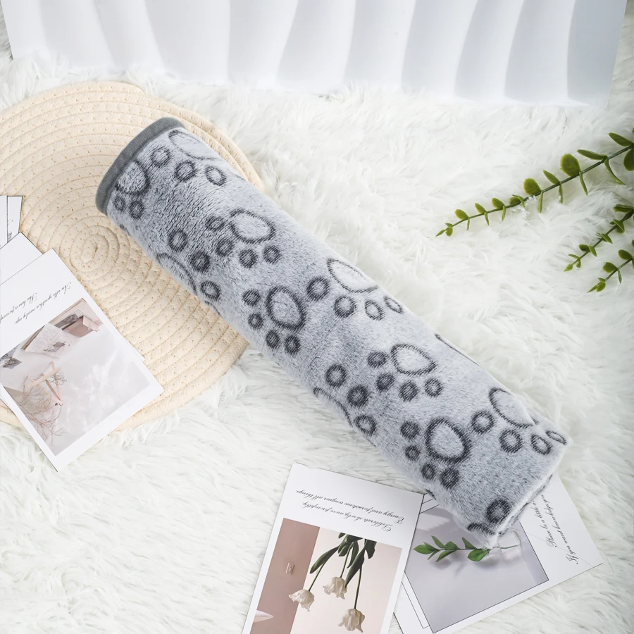 The flannel pet blanket for autumn and winter can be used as both a bed and a cushion and is a must-have for home use and travel