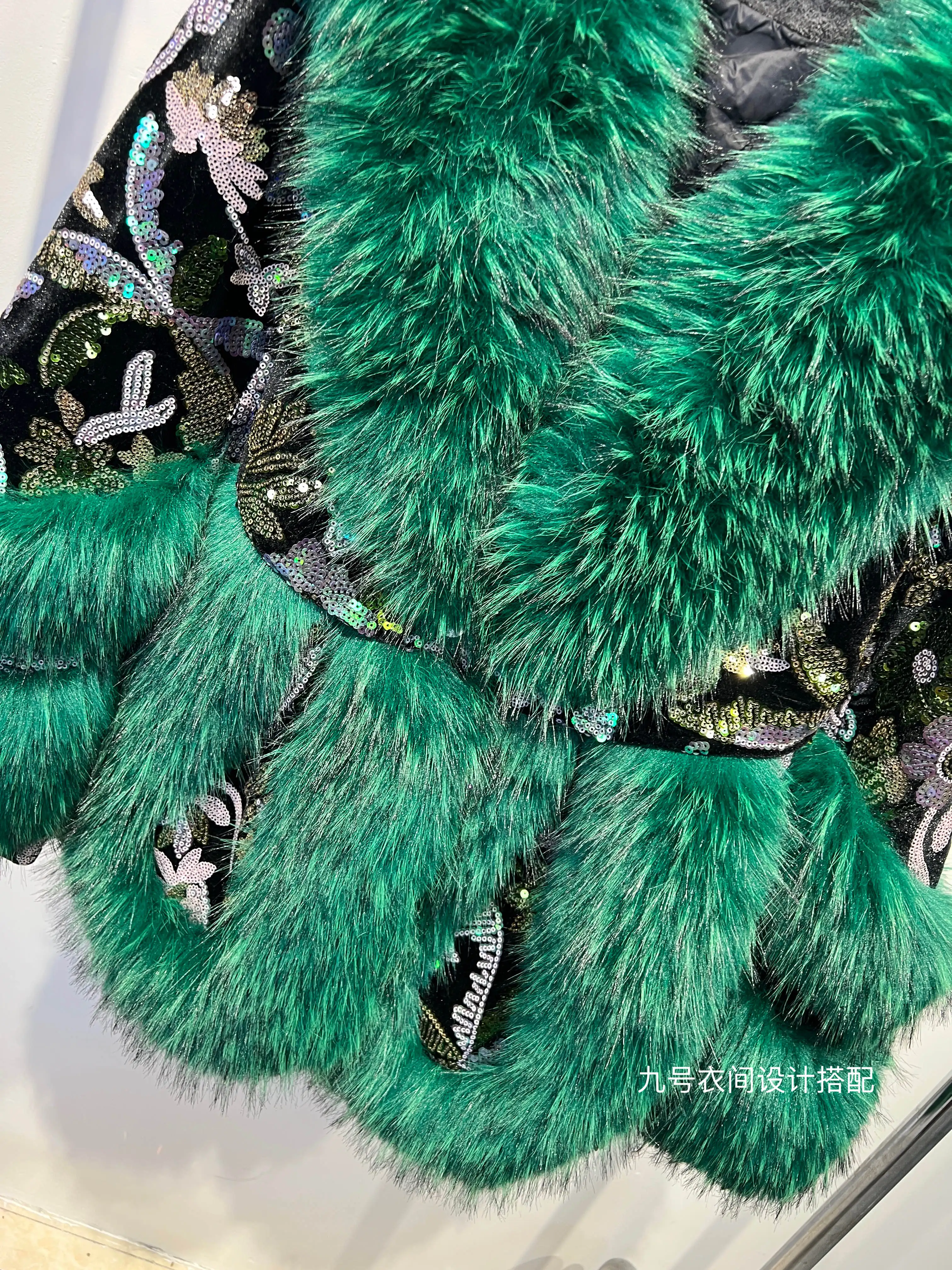 Cappotto in pelliccia sintetica verde da donna 2025 Nuovo cappotto invernale alla moda casual con paillettes dal design artigianale pesante a maniche lunghe