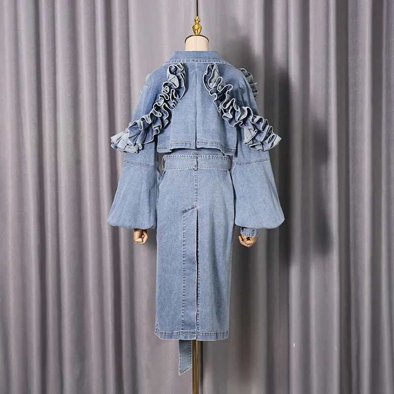 Jesienno-zimowa damska stylowa i modna kurtka jeansowa o luźnym kroju, spersonalizowany płaszcz typu trencz, modna odzież wierzchnia.