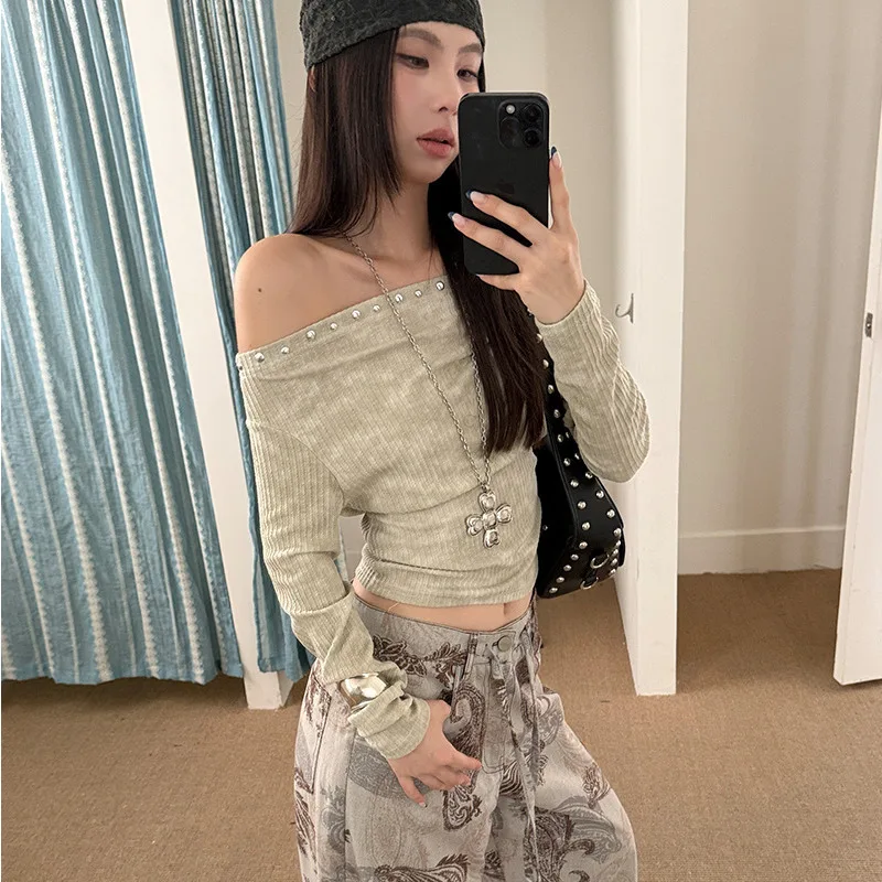 

Градиентная приталенная футболка с открытыми плечами и заклепками, женская осенняя трендовая эластичная футболка обычного кроя, однотонный повседневный свободный топ