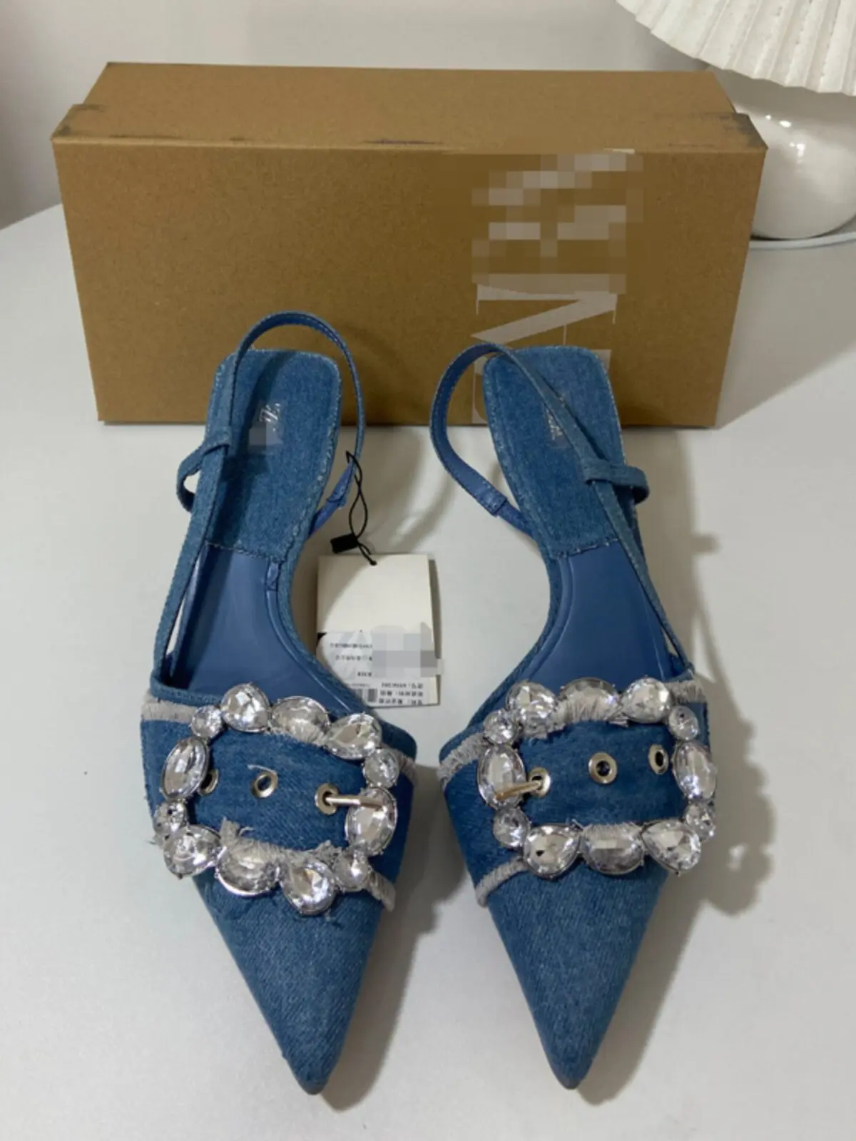 

Женские туфли на высоком каблуке: универсальные модные джинсовые босоножки с блестящими стразами, ремешком на каблуке и заостренным носком