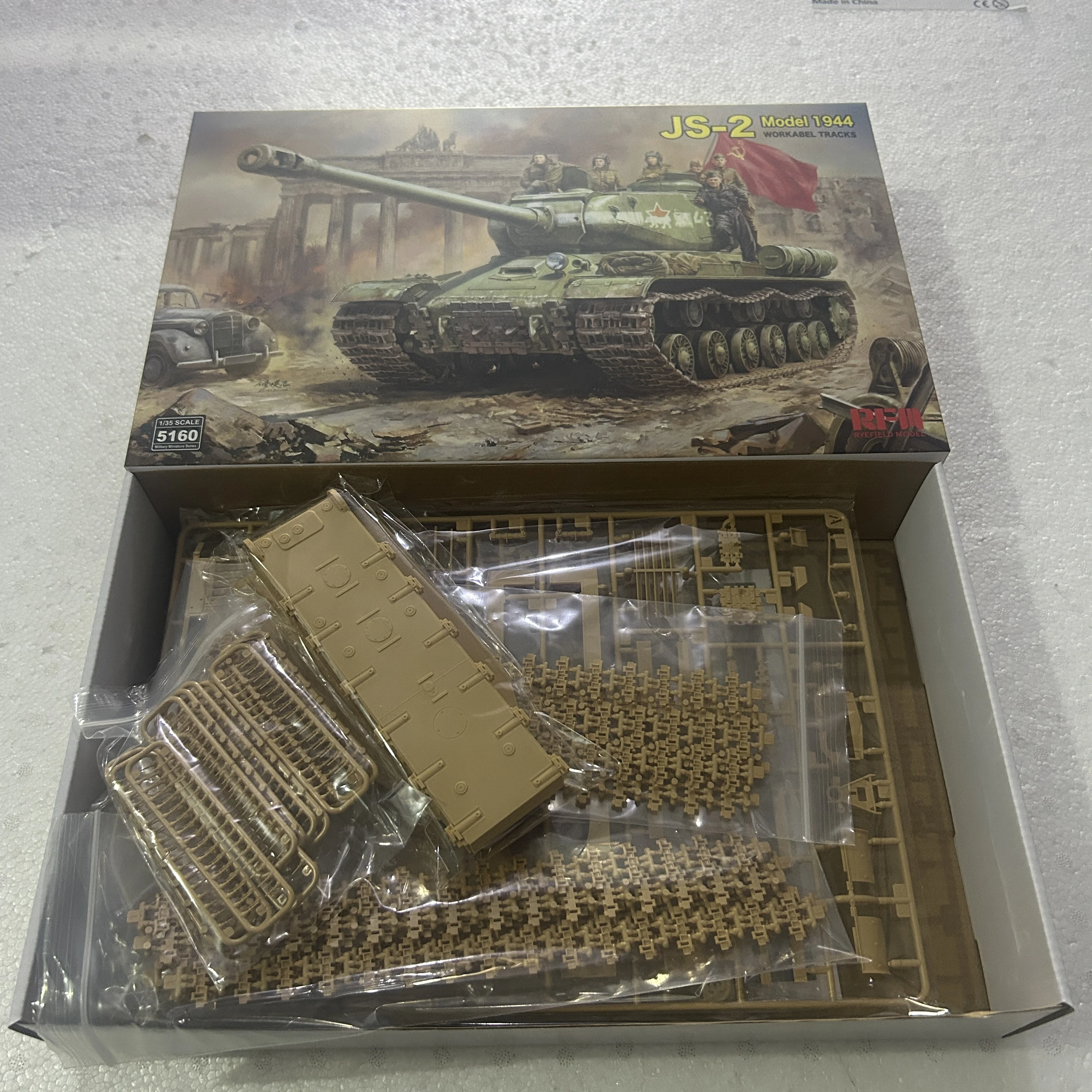 

RYE FIELD Model RFM-5160 1/35 Soviet JS-2 1944 Heavy Tank [Workable Tracks] Military Model Kit
