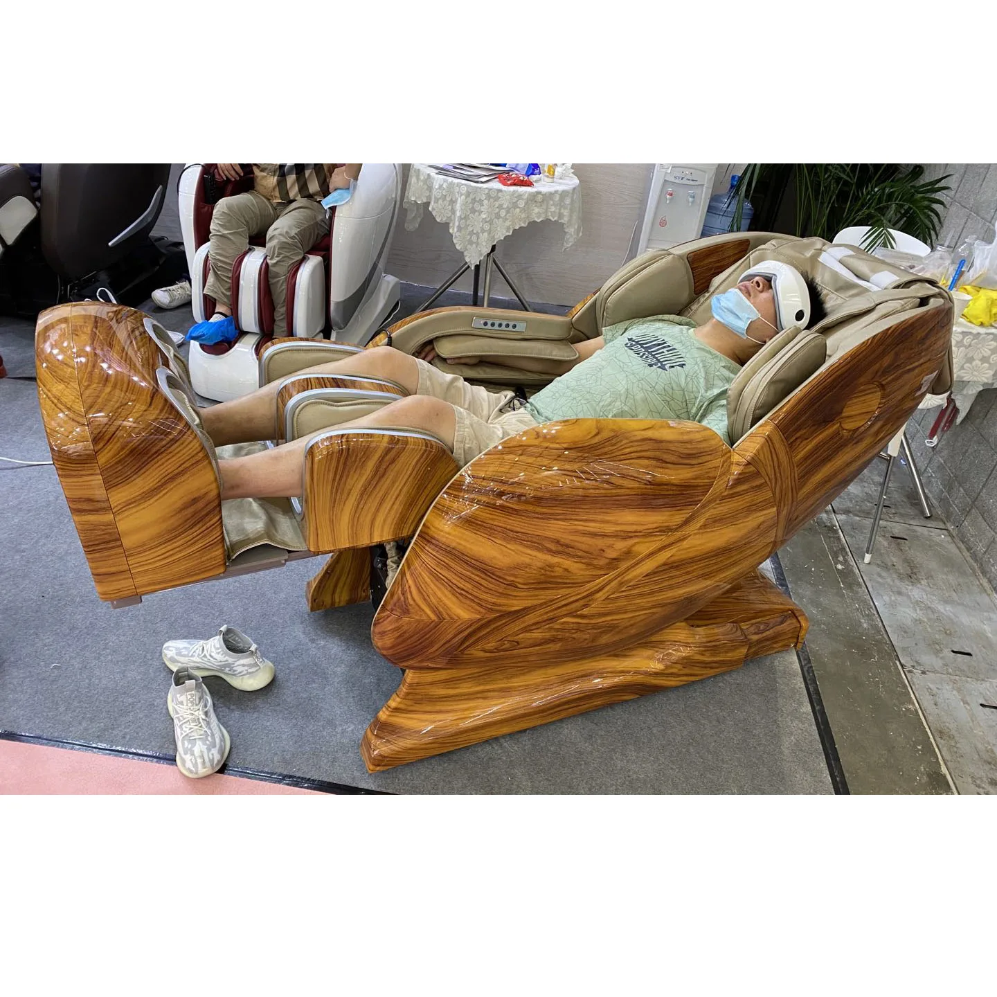 China Shanghai HENGDE Factory Luxury Type Wooden Grain SL-track 4D Mechanism Gravity Auto Full Body Scan Home Massage Chair