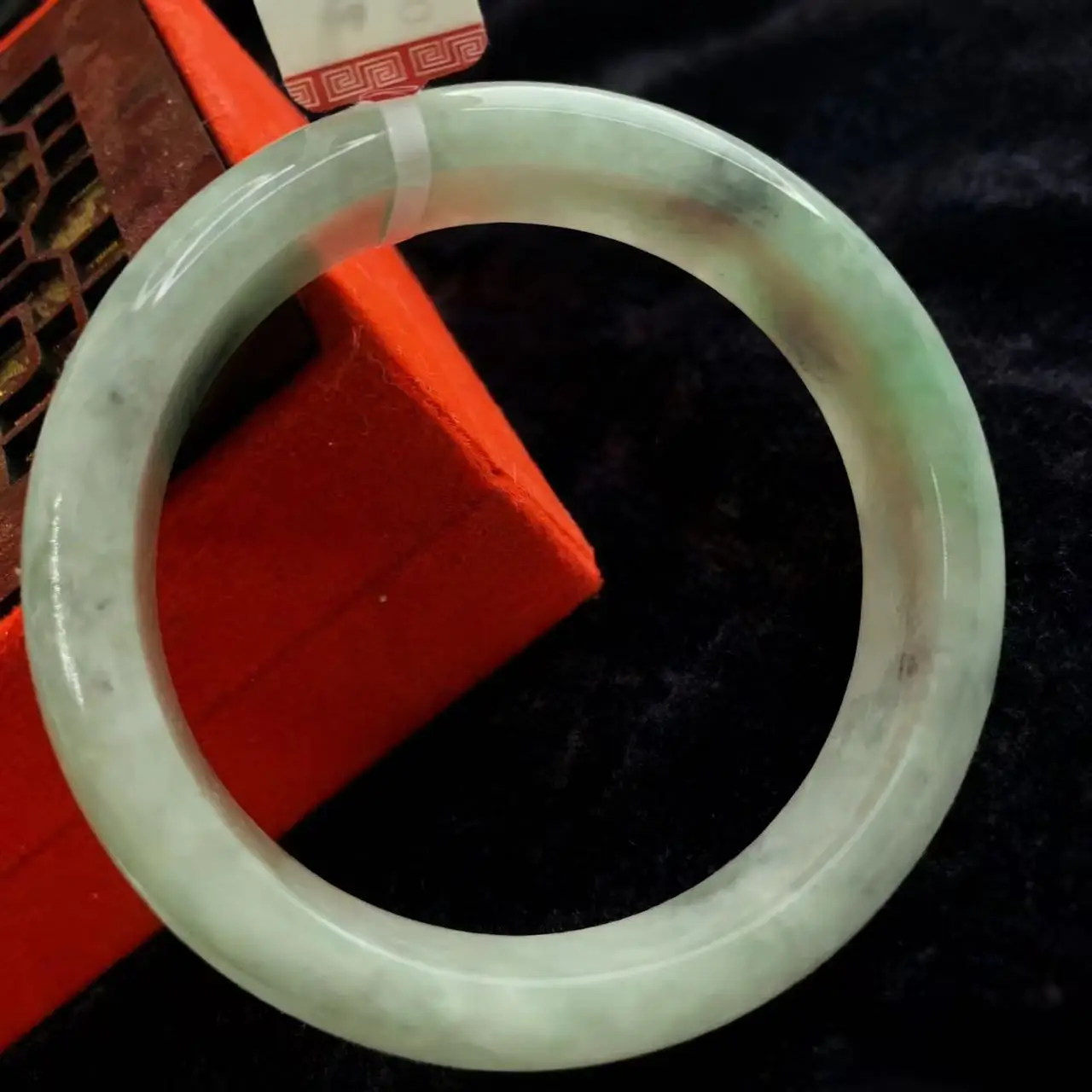 

One on one real shooting of a light colored 58.5mm jade bracelet