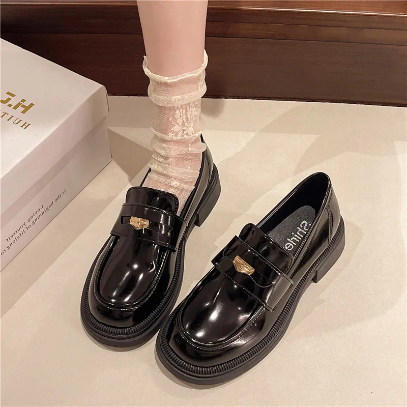 Kleine Lederschuhe für Damen im Herbst, neue, vielseitige, vielseitige Plateau-Loafer im britischen Stil mit Temperament in Schwarz und Braun