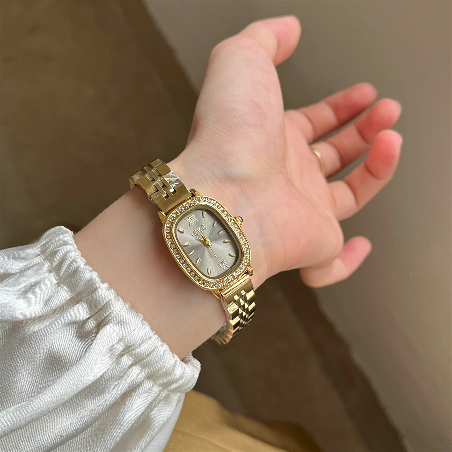 

High sense niche fashion design square drill edge watch women's versatile model white literary retro style quartz watch