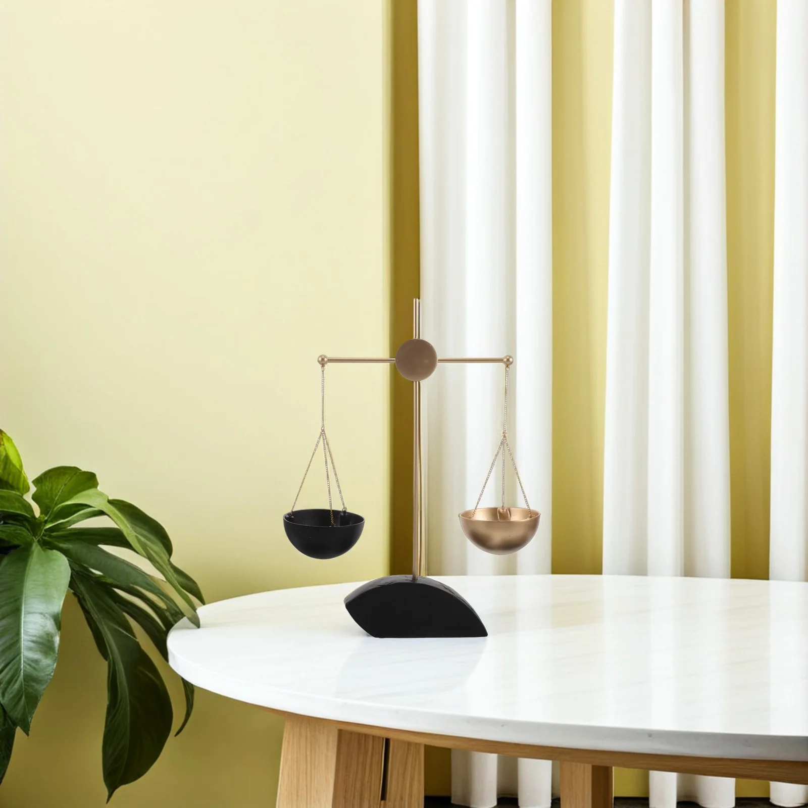 

Retro Vintage Balance Scale Sculpture Metal Desktop Decor Justice Libra Ornamental Wine Cabinet Accent Balance Scale