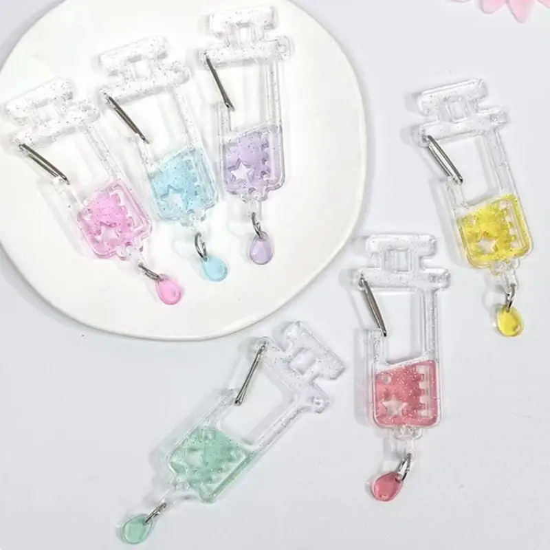 1 Stück Niedlicher Anime-Rucksackanhänger für Mädchen, Ästhetisches Kletterhaken-Zubehör, Krankenschwester-Nadel-Karabiner, Acryl-Taschenanhänger – Detail 4