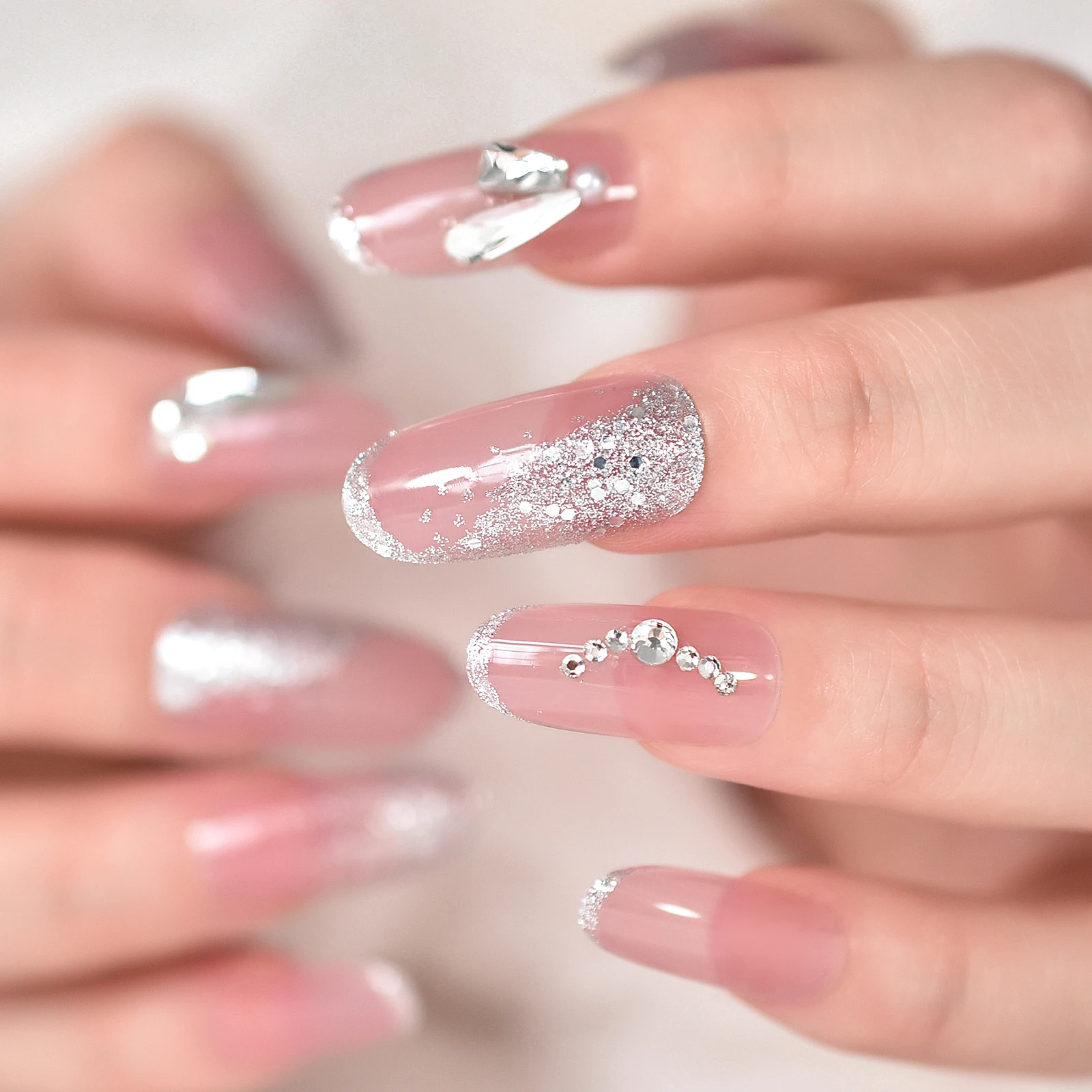 Drücken Sie auf lange Squoval-Fingernagelspitzen mit glitzernden künstlichen Nägeln, wiederverwendbare künstliche Nägel mit vollständiger Abdeckung für die tägliche Partys