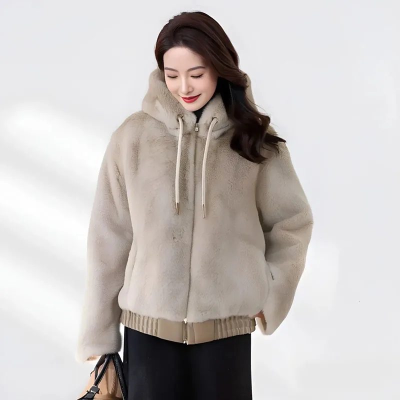 

2026 женская новая корейская версия пальто из искусственного кроличьего меха, зимняя женская куртка из искусственного меха, свободная куртка с капюшоном и эластичным подолом для отдыха