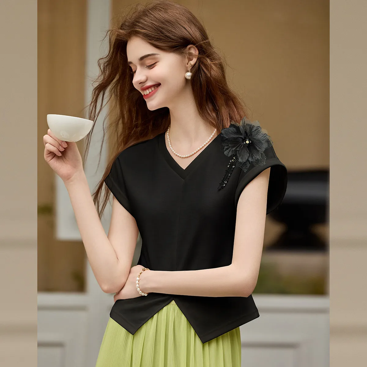 LOUIS YAO New Elegant V-neck Tees 2025 Summer New Slim Tops Three-dimensional Flowers Short-sleeved Women's T-shirt