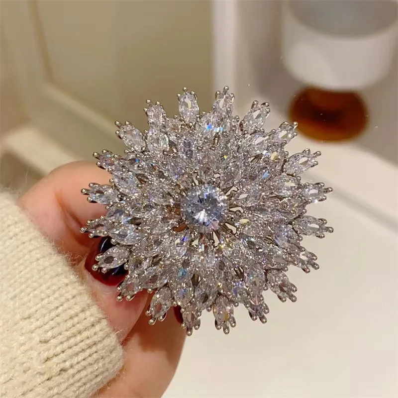 

High-grade luxury heavy industry multi-layer cubic zircon snowflake brooch Corsage women atmospheric suit pin buckle