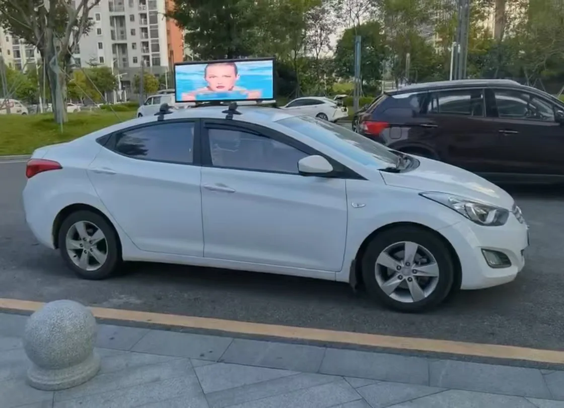 Hohe Helligkeit P2.5 LED-Außendisplay für Taxi-Oberteile, doppelseitig, mit Lichtsensor, 1106 x 408 x 141 mm Abmessungen