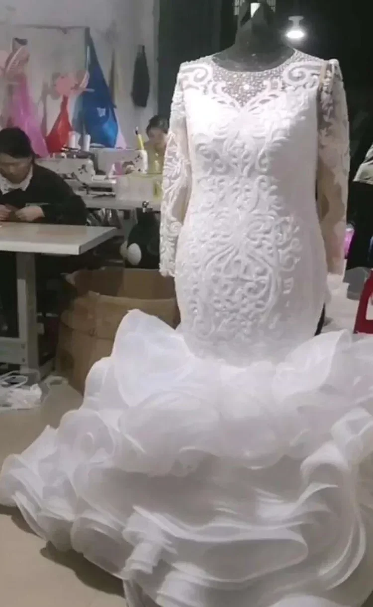 Suknia ślubna syrena z nowoczesnymi, personalizowanymi koralikami i cekinami, Vestido Noiva Casamento, długie rękawy, organza, wielowarstwowe falbany.