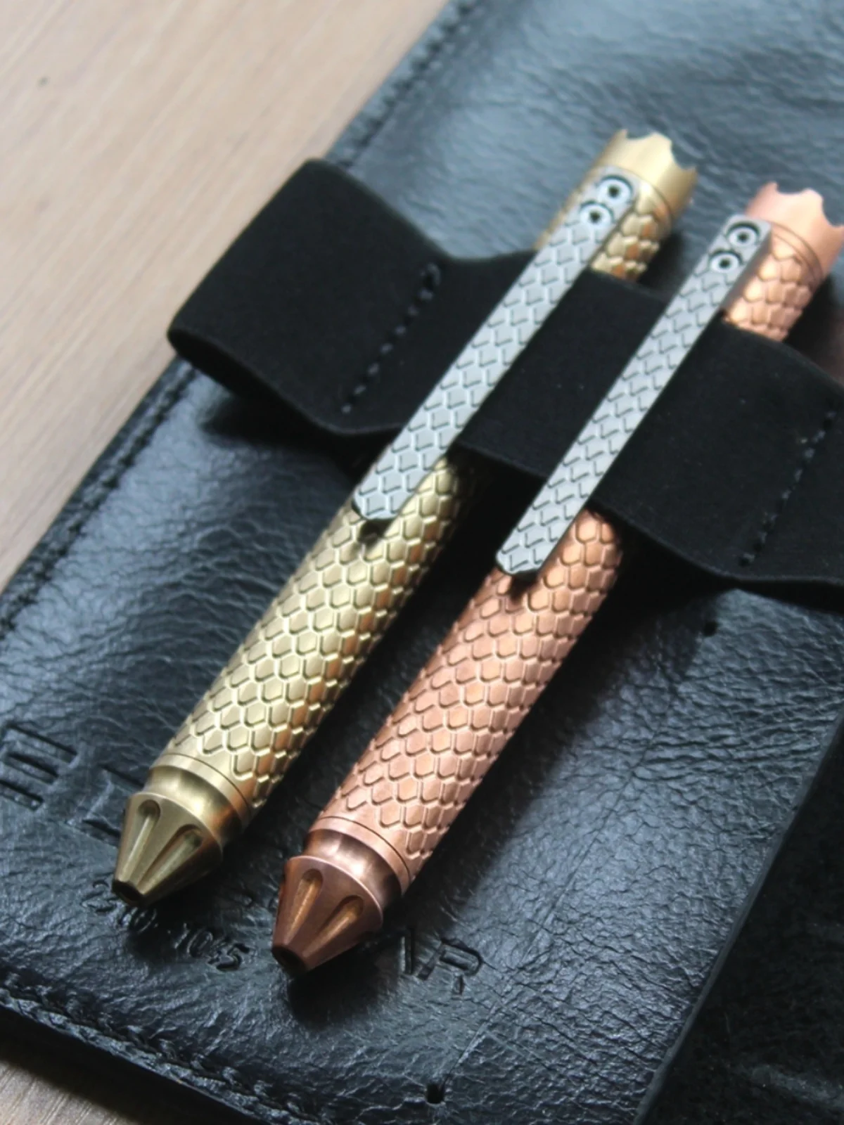 

1PC Dragon Scale Pattern EDC Brass Signature Pen Titanium Defense Window Breaker Tungsten Steel Tip Bearing Gyro