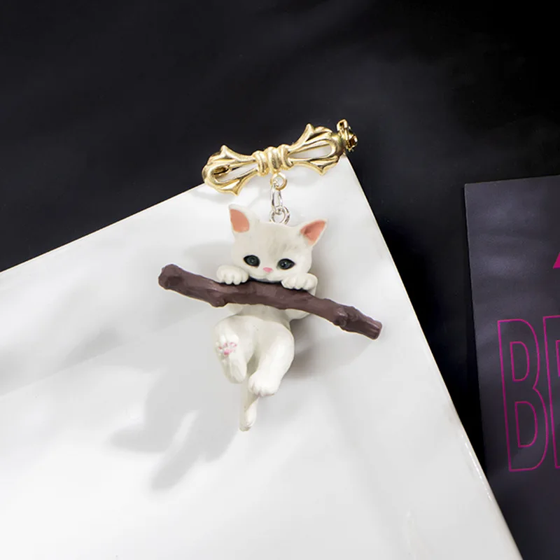 Cute Japanese Hugging Branch Kitten Cartoon Brooch Three-dimensional Brooches Badge for Women Clothes Bag Decoration