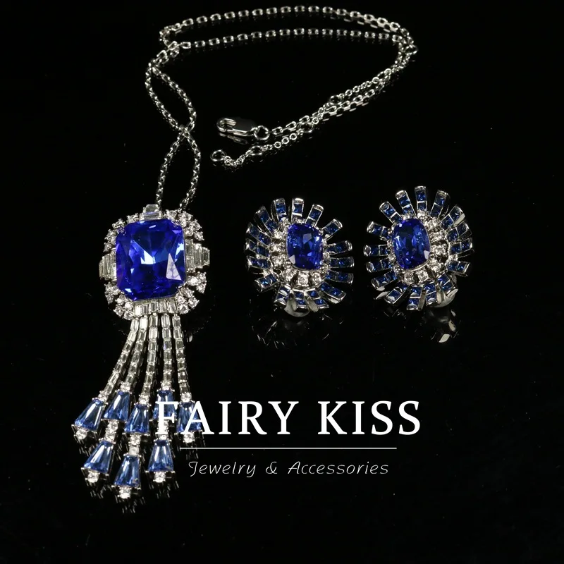 collana-medievale-dal-temperamento-raffinato-con-pendente-a-nappa-blu-spilla-a-doppio-uso-diamanti-orecchini-di-alta-qualita