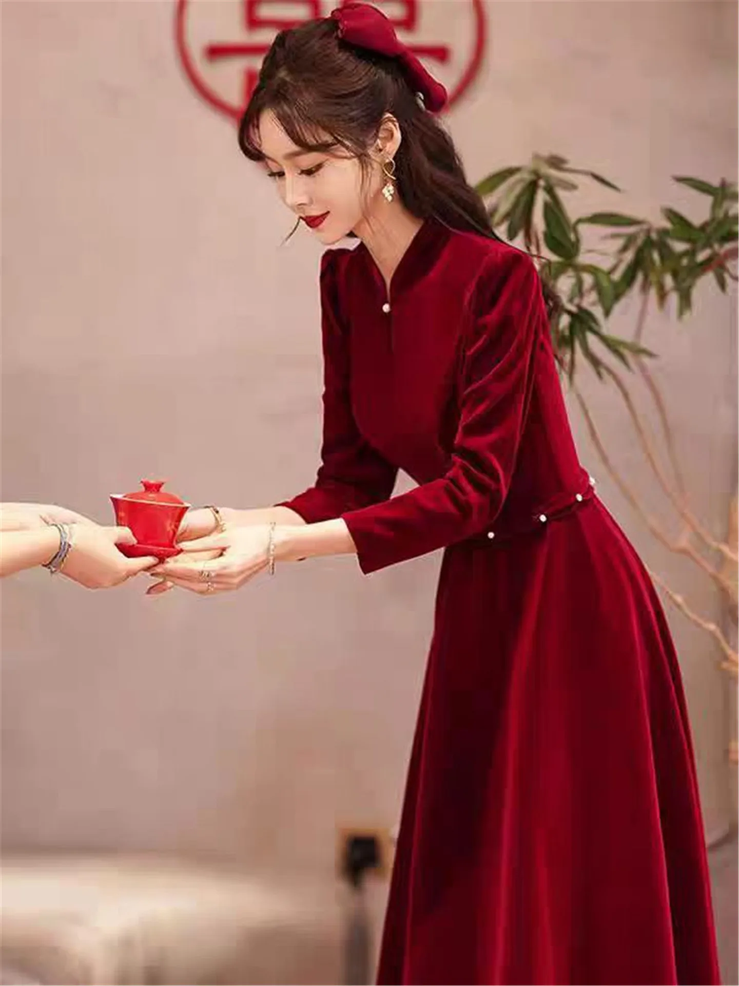 

Элегантное бархатное свадебное платье с длинными рукавами для женщин, с завышенной талией, юбкой А-силуэта, украшенное жемчугом, на молнии, средней длины